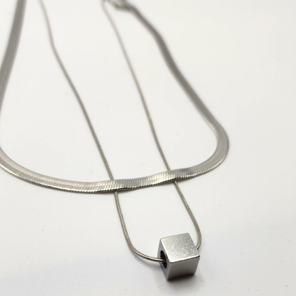 NEW Sleek Layered Snake Chain Necklace with Square Pendant - Picture 4 of 5